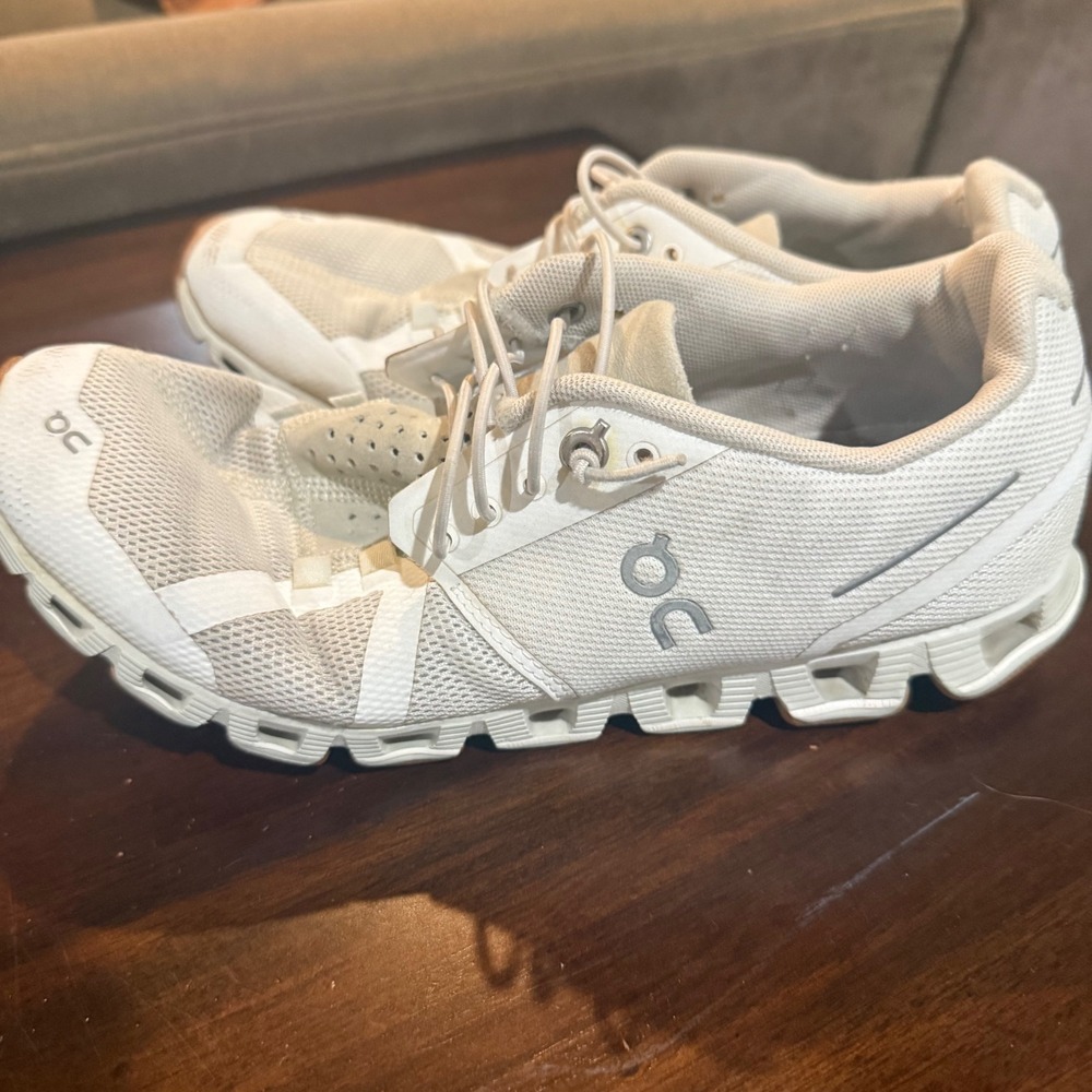 On Cloud 5 Running Shoes Womens 8.5 White Lightweight Active Travel Commuter